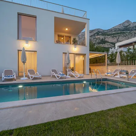 New! Adore Makarska