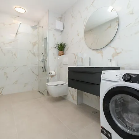 New! Adore * Makarska