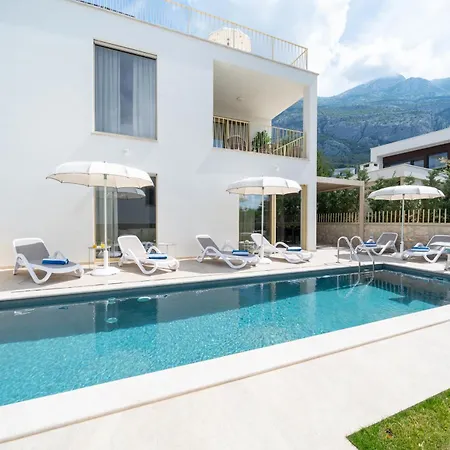 New! Adore Vila Makarska