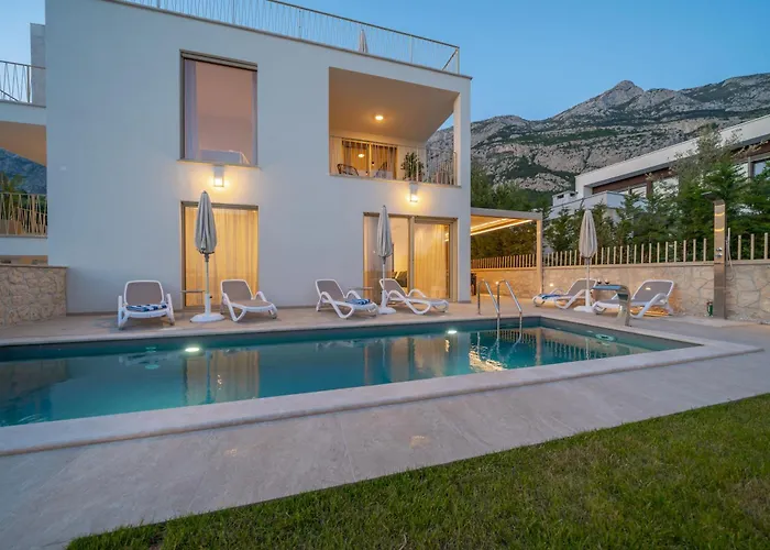 New! Adore Makarska